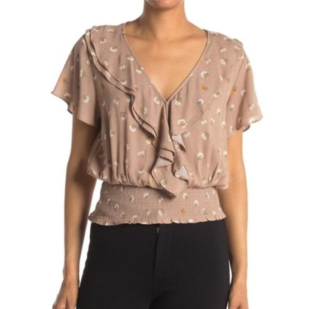 NWT Everleigh Floral Ruffle Top Vneck Smocked